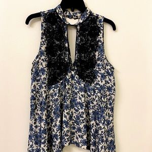 BKE Floral Keyhole Cut Out Top